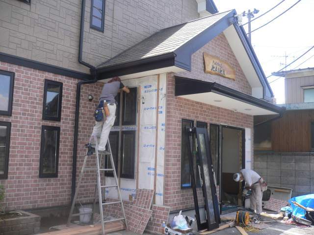 群馬館林　店舗改装　出入り口改装中